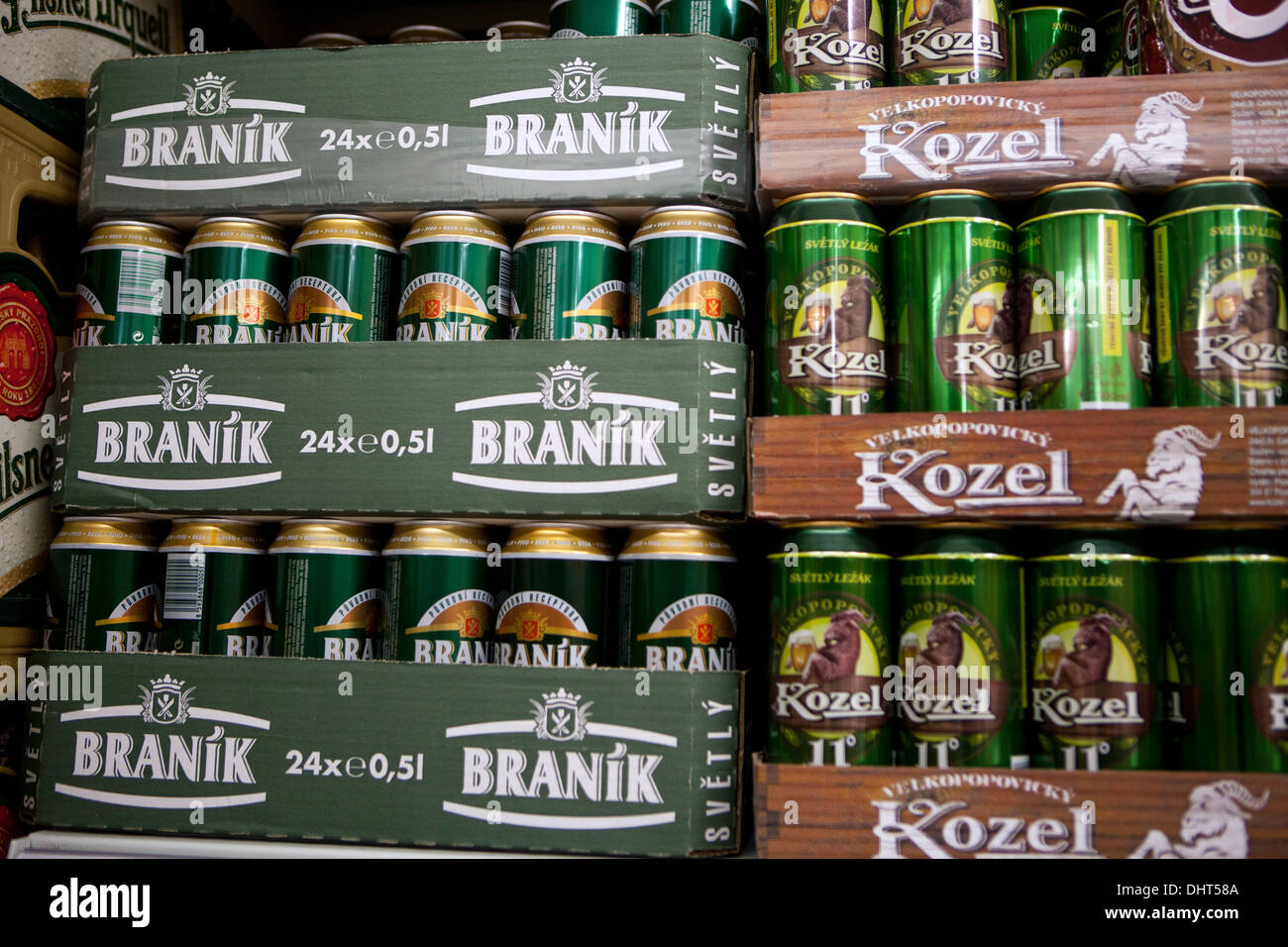 Le lattine in una cassa di marche di birra Kozel e Braník. Nel supermercato ceco Foto Stock