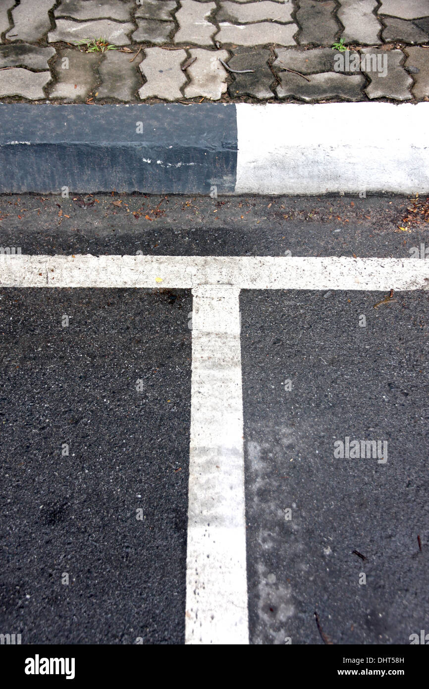 Delle linee di immagine del bordo della strada nel parcheggio. Foto Stock