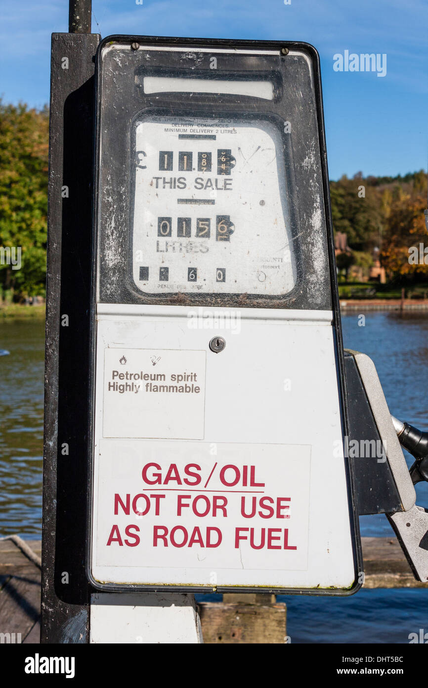 Gas / olio pompa di riempimento al molo sulla riva del fiume Tamigi a Henley-on-Thames, Oxfordshire, Inghilterra, GB, Regno Unito Foto Stock