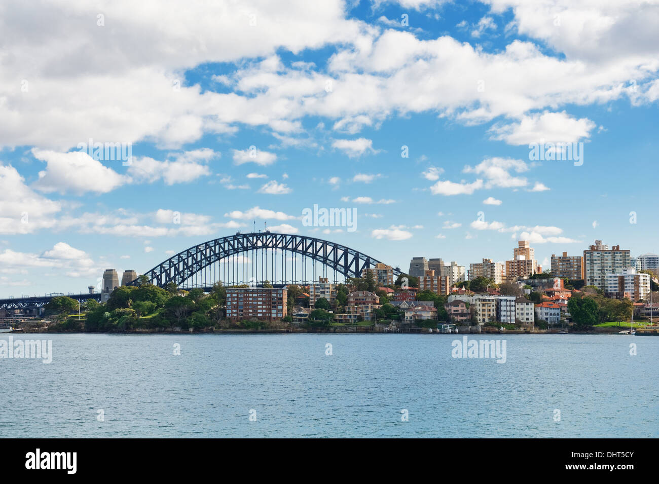 Skyline di Sydney con la city break di alloggiamento di Sydney e il Sydney Harbour Bridge Foto Stock