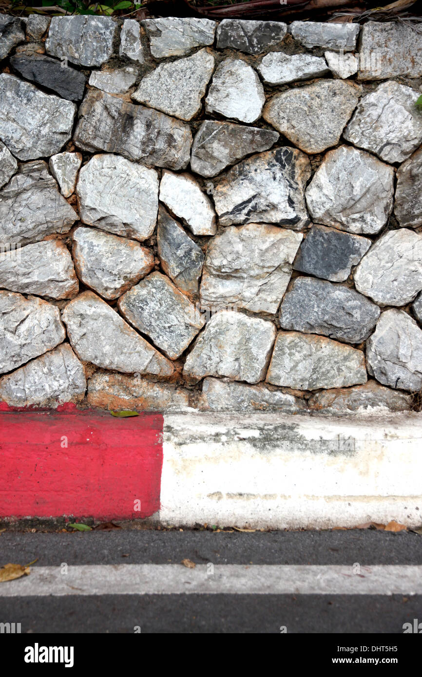 L'immagine di colore rosso e bianco le linee del bordo della strada nel parcheggio. Foto Stock