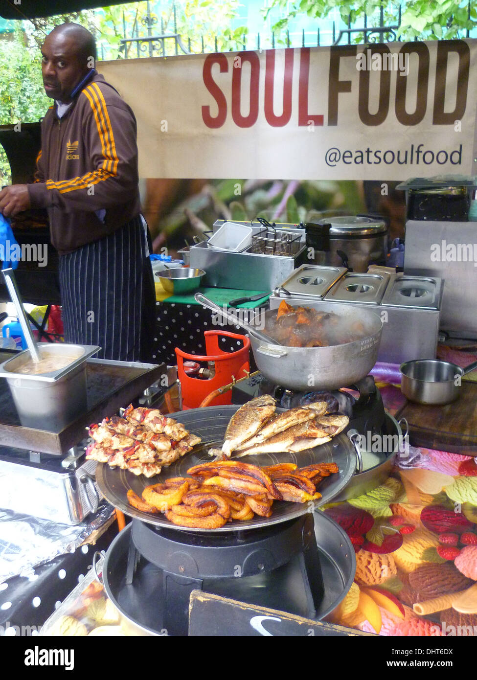 Soul food stallo a Londra il famoso outdoor hotspot gourmet Borough Market Foto Stock