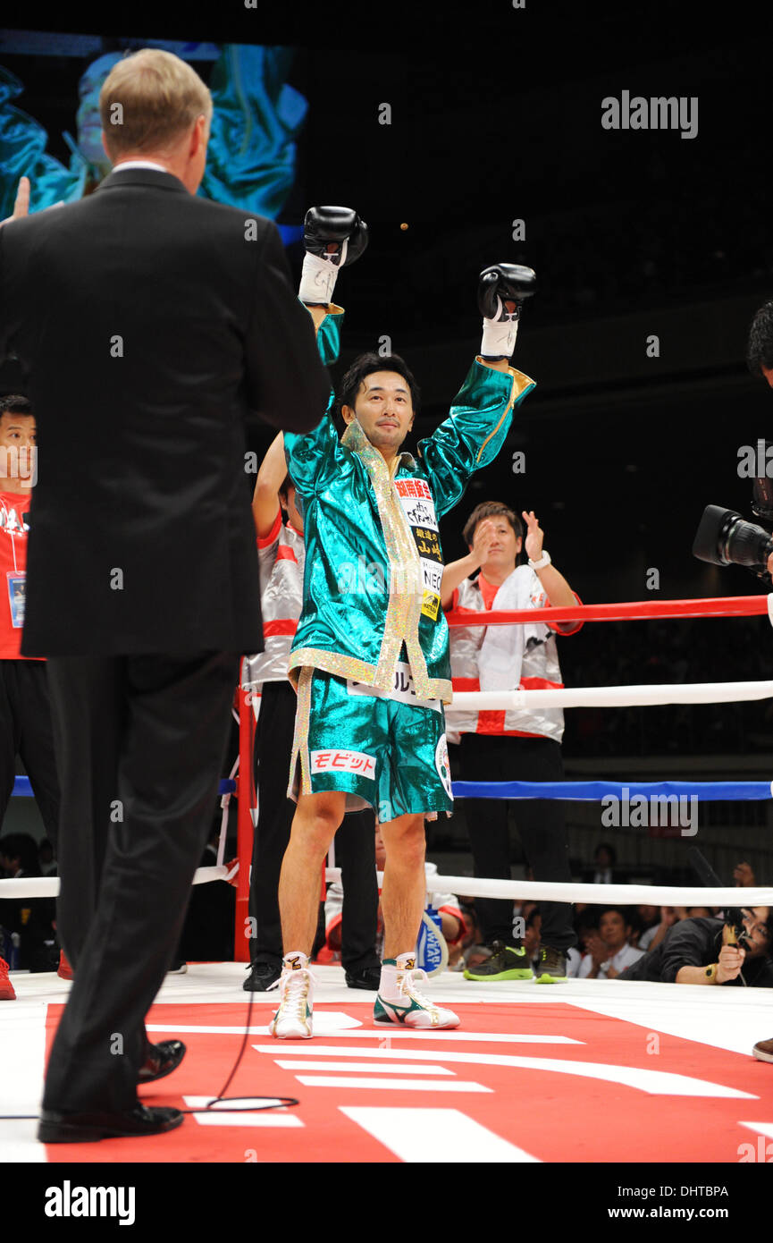 Tokyo, Giappone. Decimo Nov, 2013. (R-L) Shinsuke Yamanaka (JPN), Jimmy Lennon, Jr. Boxe : Shinsuke Yamanaka del Giappone pone come anello presentatore Jimmy Lennon, Jr. lo chiama prima il WBC Peso gallo titolo bout al Ryogoku Kokugikan a Tokyo in Giappone . © Mikio Nakai/AFLO/Alamy Live News Foto Stock