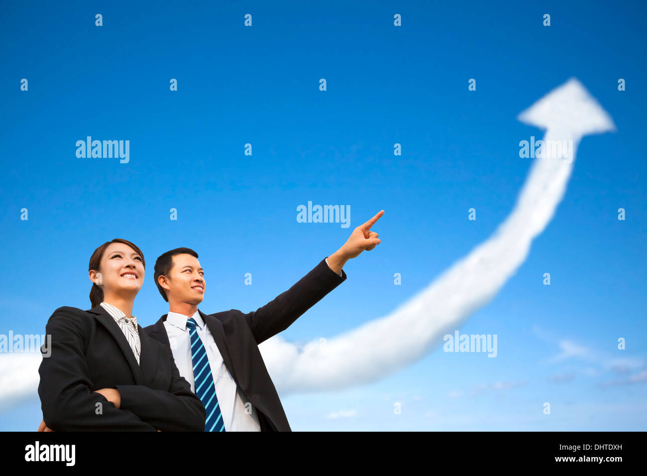 Business group guarda il grafico in crescita il cloud Foto Stock