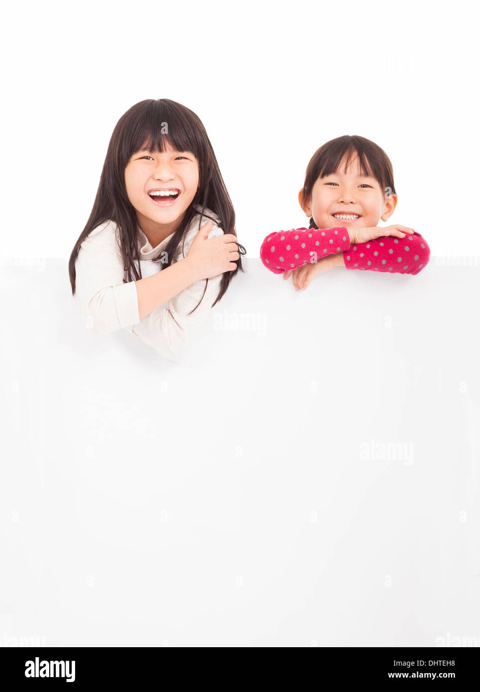 Dei bambini felici che mostra la scheda in bianco su sfondo bianco Foto Stock