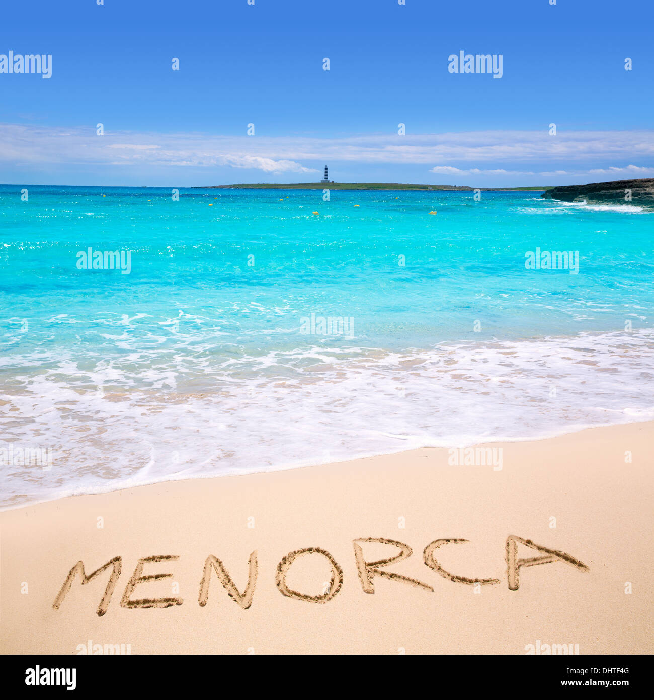 Minorca Punta Prima lontano illa del Aire Island Lighthouse in isole baleari Foto Stock