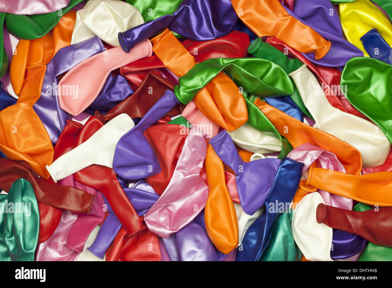 Diversi di palloncini colorati impilati in pila Foto Stock
