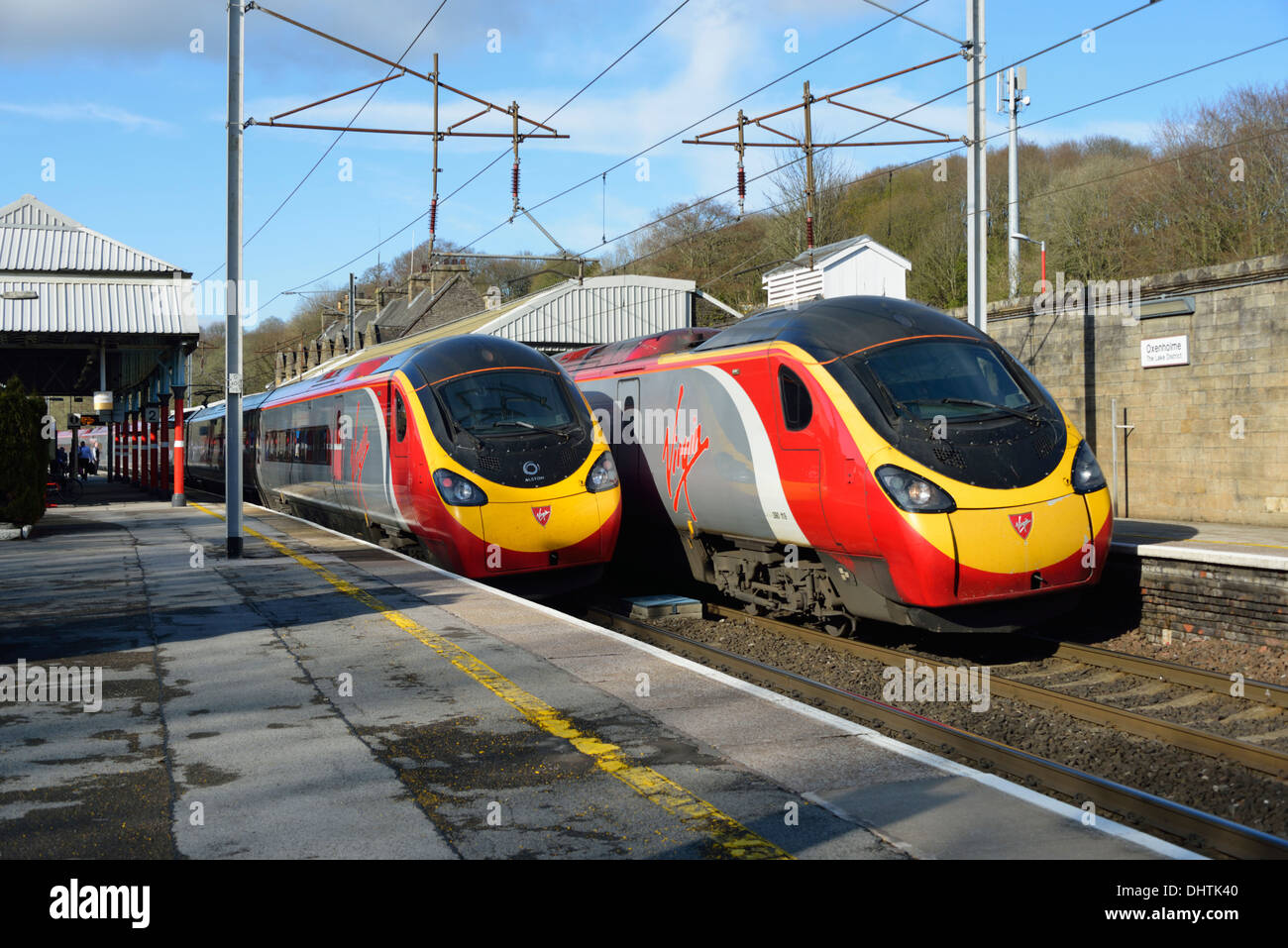 Vergine treni pendolino presso Oxenholme Rail Station, Cumbria, England, Regno Unito, Europa. Foto Stock