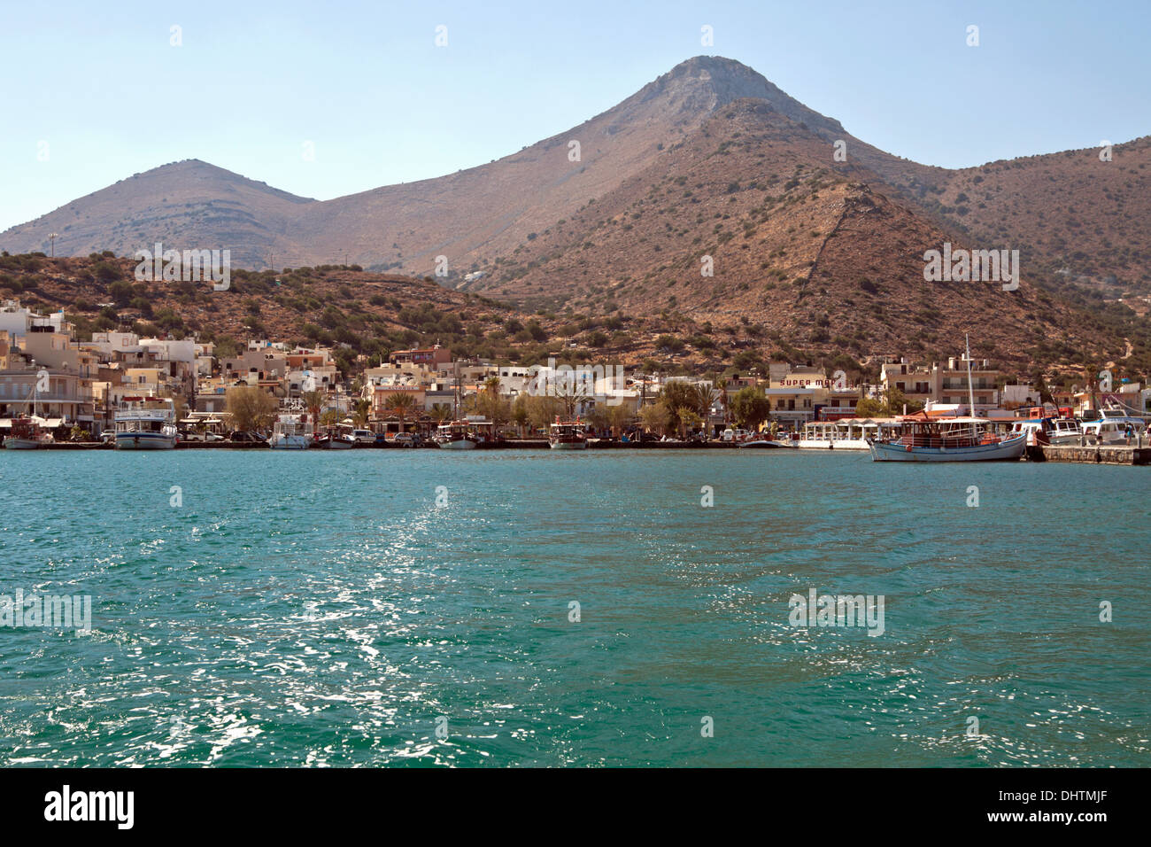Vista in Elounda, dal golfo di Elounda, parte del comune di Agios Nikolaos, Creta, Grecia, l'Europa. Foto Stock