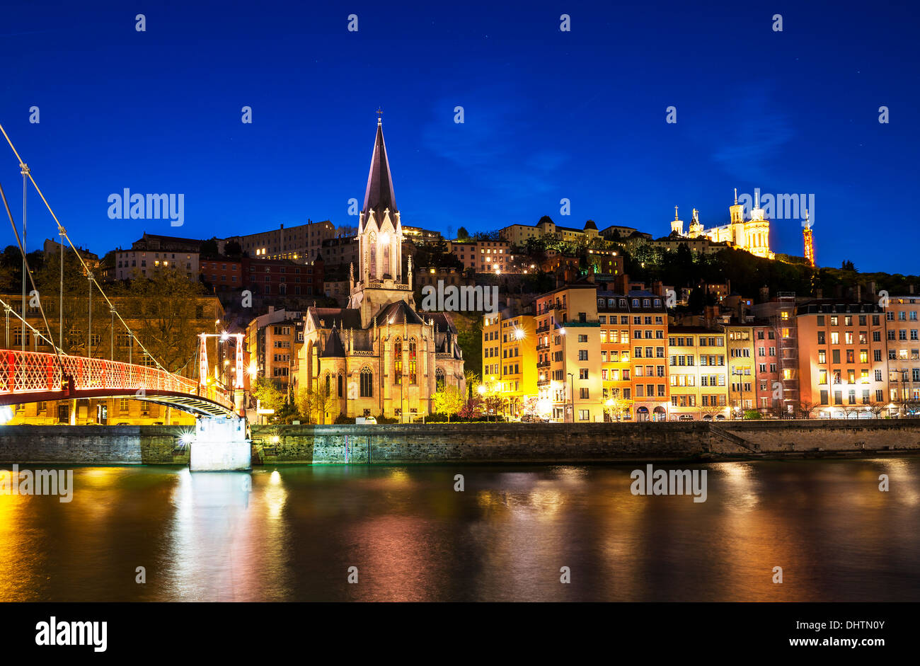 Vista notturna dal St Georges passerella nella città di Lione con la cattedrale di Fourviere, Francia Foto Stock