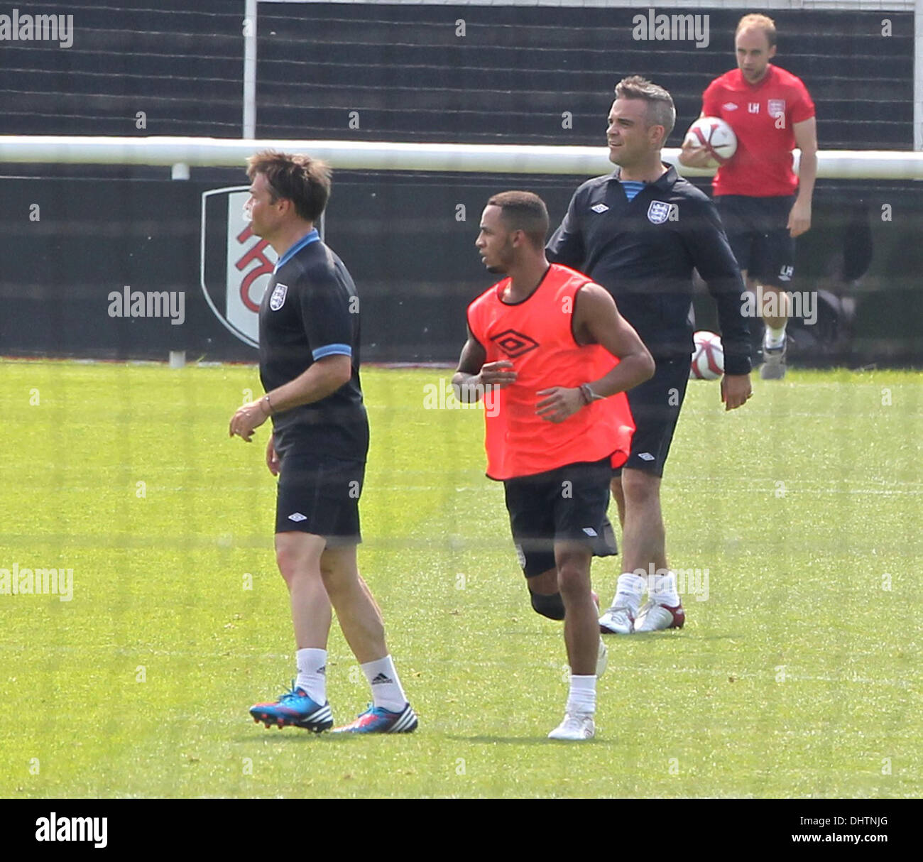 Graeme Le Saux, Aston Merrygold e Robbie Williams celebrità la formazione per il Soccer match di aiuto che si terrà a Manchester Old Trafford Stadium di domenica (27maggio12) Inghilterra - 23.05.12 Foto Stock