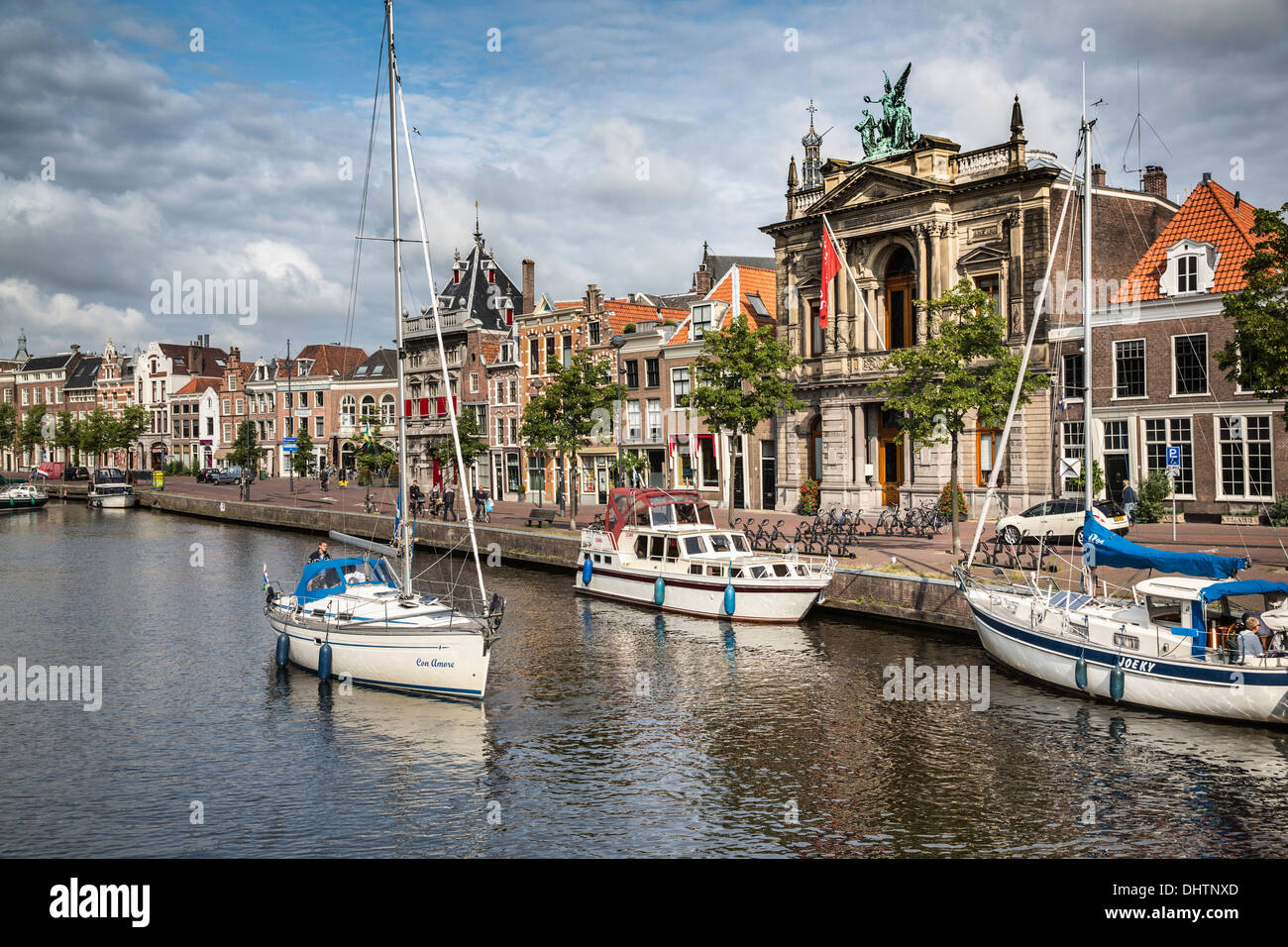 Paesi Bassi, Haarlem, Teylers Museum, lungo il fiume chiamato Het Spaarne. Piccole imbarcazioni Foto Stock
