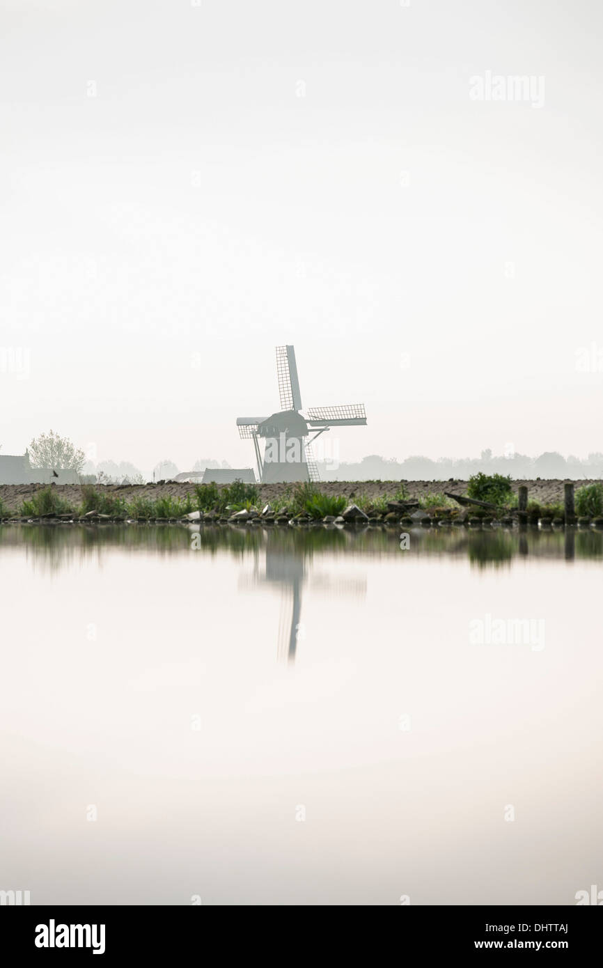 Paesi Bassi, Buitenkaag, mulino a vento vicino a cinghia polder canal Foto Stock