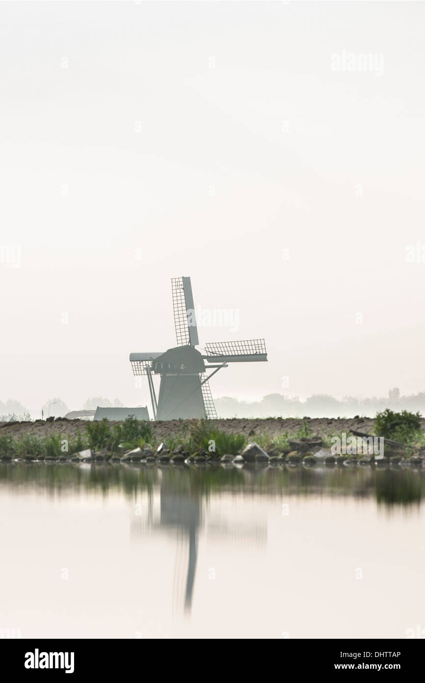 Paesi Bassi, Buitenkaag, mulino a vento vicino a cinghia polder canal Foto Stock