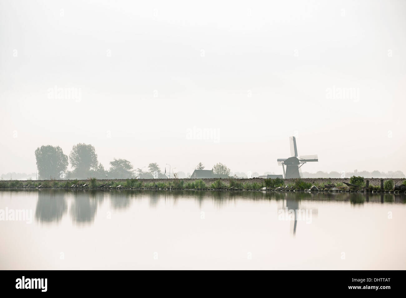 Paesi Bassi, Buitenkaag, mulino a vento vicino a cinghia polder canal Foto Stock