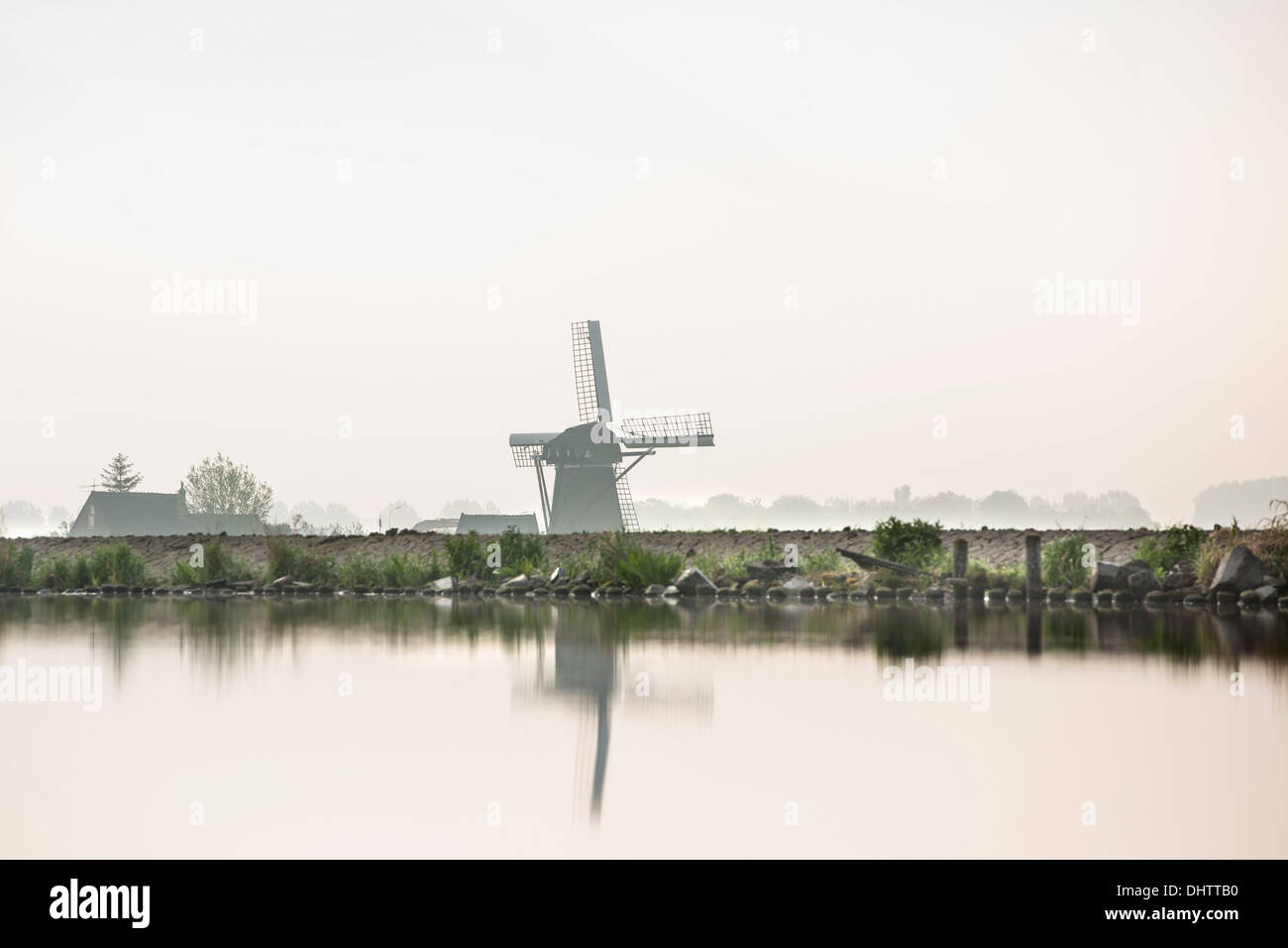 Paesi Bassi, Buitenkaag, mulino a vento vicino a cinghia polder canal Foto Stock