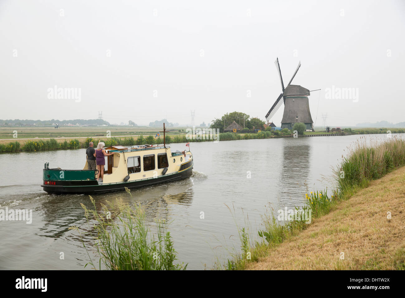 Paesi Bassi, Zuidoostbeemster, matura in antiche yacht Noordhollandsch Kanaal canal, cinghia canal. Beemster Polder, mulino a vento Foto Stock Paesi Bassi, Zuidoostbeemster, matura in antiche yacht Noordhollandsch Kanaal canal, cinghia canal. Beemster Polder, mulino a vento Foto Stock