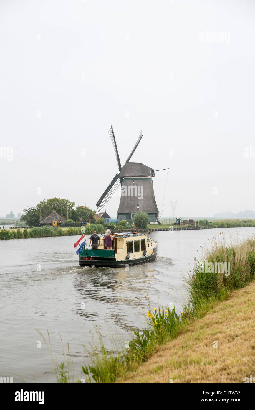 Paesi Bassi, Zuidoostbeemster, matura in antiche yacht Noordhollandsch Kanaal canal, cinghia canal. Beemster Polder, mulino a vento Foto Stock Paesi Bassi, Zuidoostbeemster, matura in antiche yacht Noordhollandsch Kanaal canal, cinghia canal. Beemster Polder, mulino a vento Foto Stock