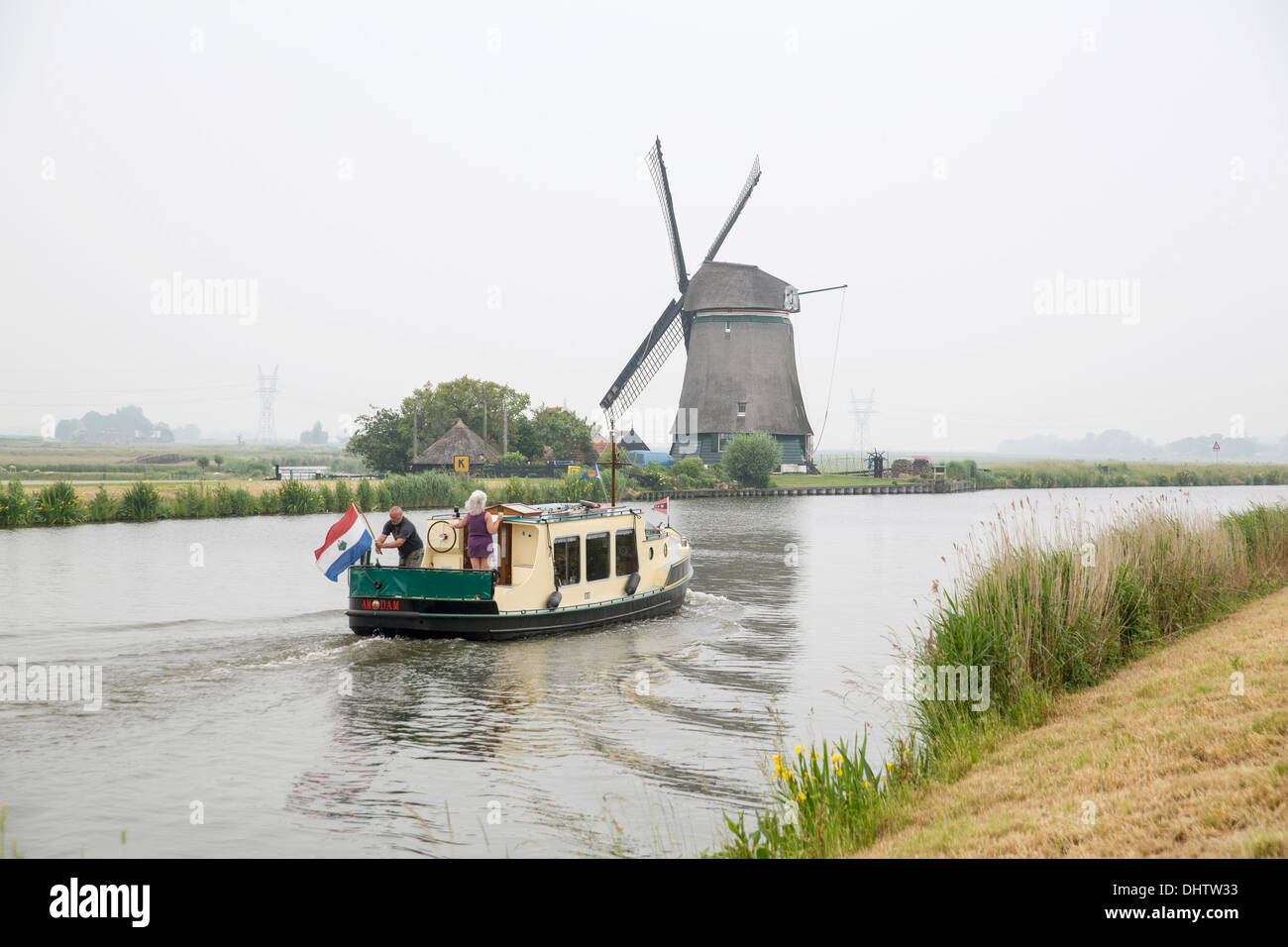 Paesi Bassi, Zuidoostbeemster, matura in antiche yacht Noordhollandsch Kanaal canal, cinghia canal. Beemster Polder, mulino a vento Foto Stock Paesi Bassi, Zuidoostbeemster, matura in antiche yacht Noordhollandsch Kanaal canal, cinghia canal. Beemster Polder, mulino a vento Foto Stock