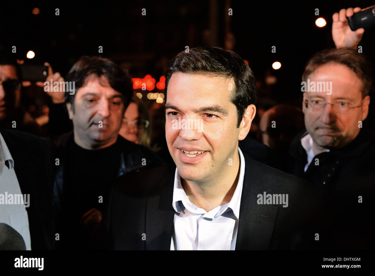 Salonicco, Grecia. Xiv Nov, 2013. Alexis Tsipras entra negli uffici della televisione pubblica a Salonicco Credito: Giannis Papanikos/Alamy Live News Foto Stock