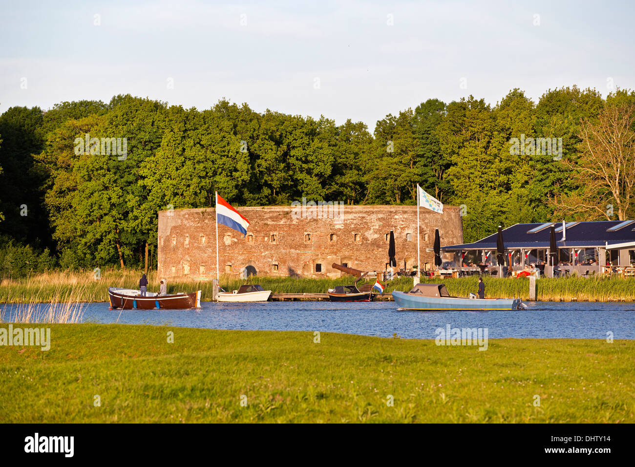 Paesi Bassi, Weesp, Fort, fiume Vecht chiamato Uitermeer, linea di difesa di Amsterdam. Hollandse Waterlinies. Linee olandesi di difesa dell'acqua. Foto Stock