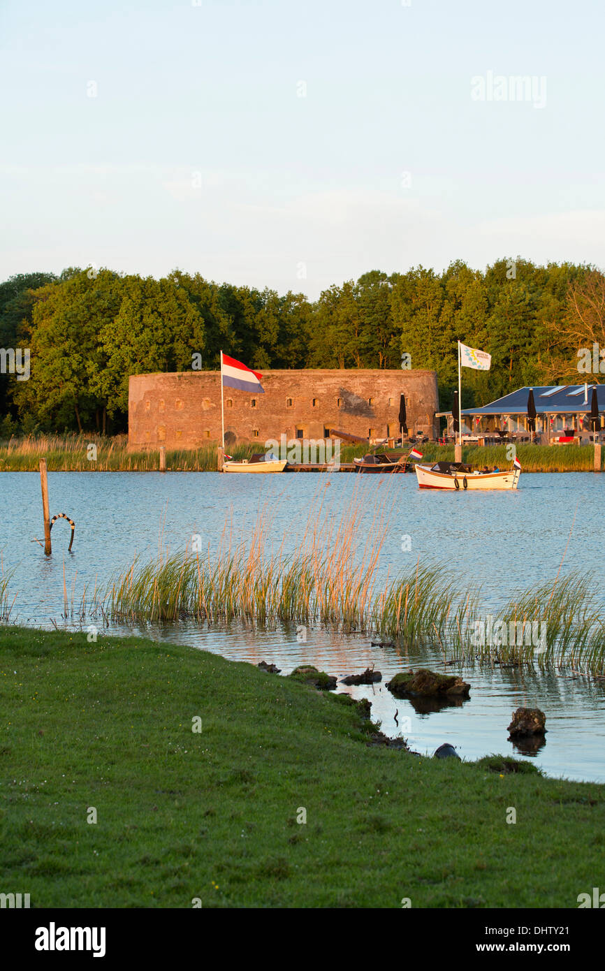 Paesi Bassi, Weesp, Fort, fiume Vecht chiamato Uitermeer, linea di difesa di Amsterdam. Hollandse Waterlinies. Linee olandesi di difesa dell'acqua. Foto Stock