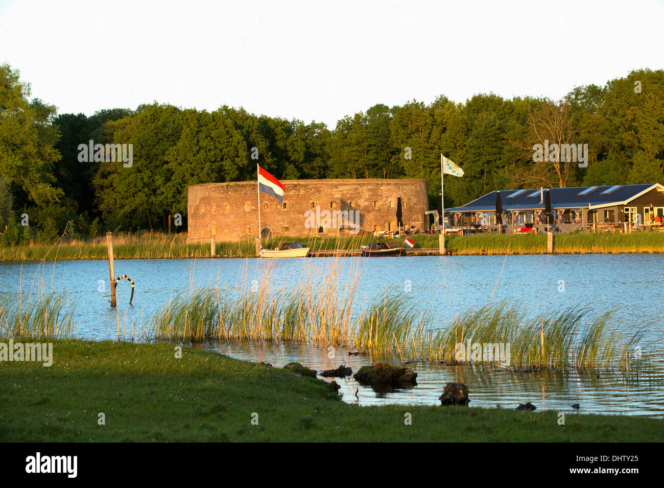 Paesi Bassi, Weesp, Fort, fiume Vecht chiamato Uitermeer, linea di difesa di Amsterdam. Hollandse Waterlinies. Linee olandesi di difesa dell'acqua. Foto Stock