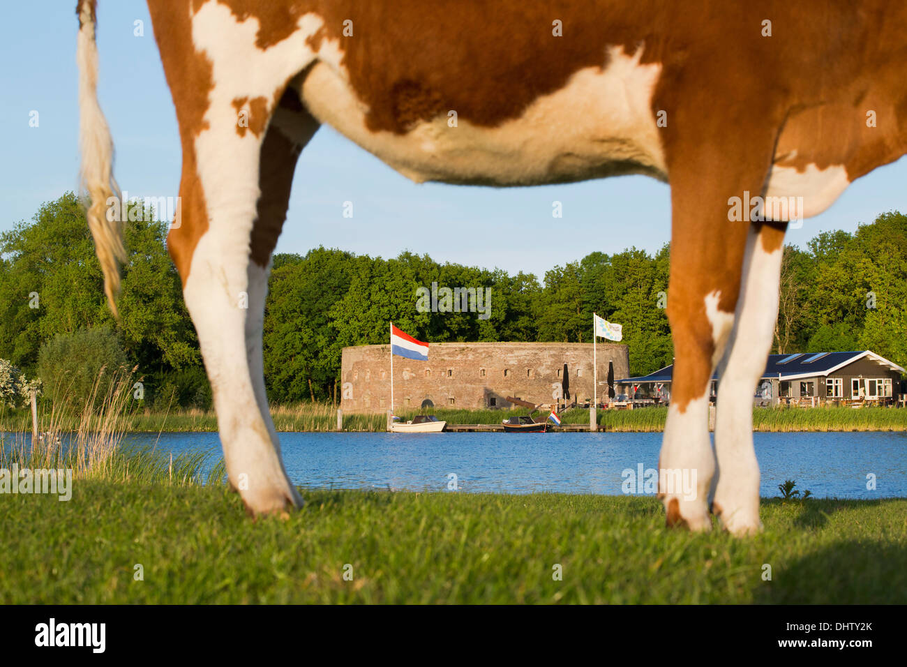 Paesi Bassi, Weesp, Fort, fiume Vecht chiamato Uitermeer, linea di difesa di Amsterdam. Hollandse Waterlinies. Linee olandesi di difesa dell'acqua. Foto Stock