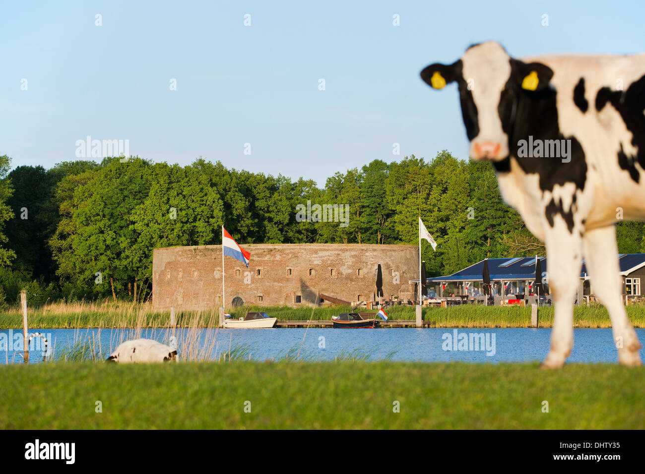 Paesi Bassi, Weesp, Fort, fiume Vecht chiamato Uitermeer, linea di difesa di Amsterdam. Hollandse Waterlinies. Linee olandesi di difesa dell'acqua. Foto Stock