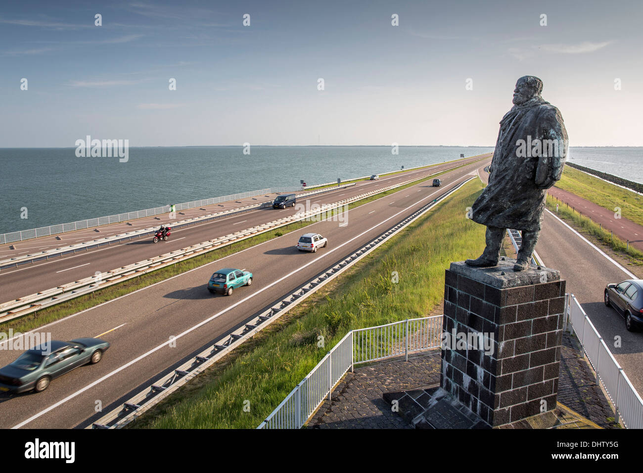 Paesi Bassi, Den Oever, IJsselmeer Dam anche chiamato Afsluitdijk. Statua di Cornelis Lely. Foto Stock