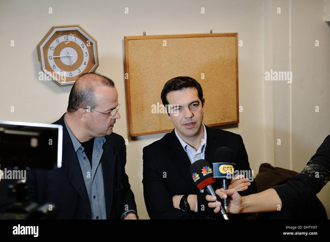 Salonicco, Grecia. Xiv Nov, 2013. Alexis Tsipras rilascia un intervista durante la sua visita in televisione pubblica (ERT) uffici di Salonicco Credito: Giannis Papanikos/Alamy Live News Foto Stock