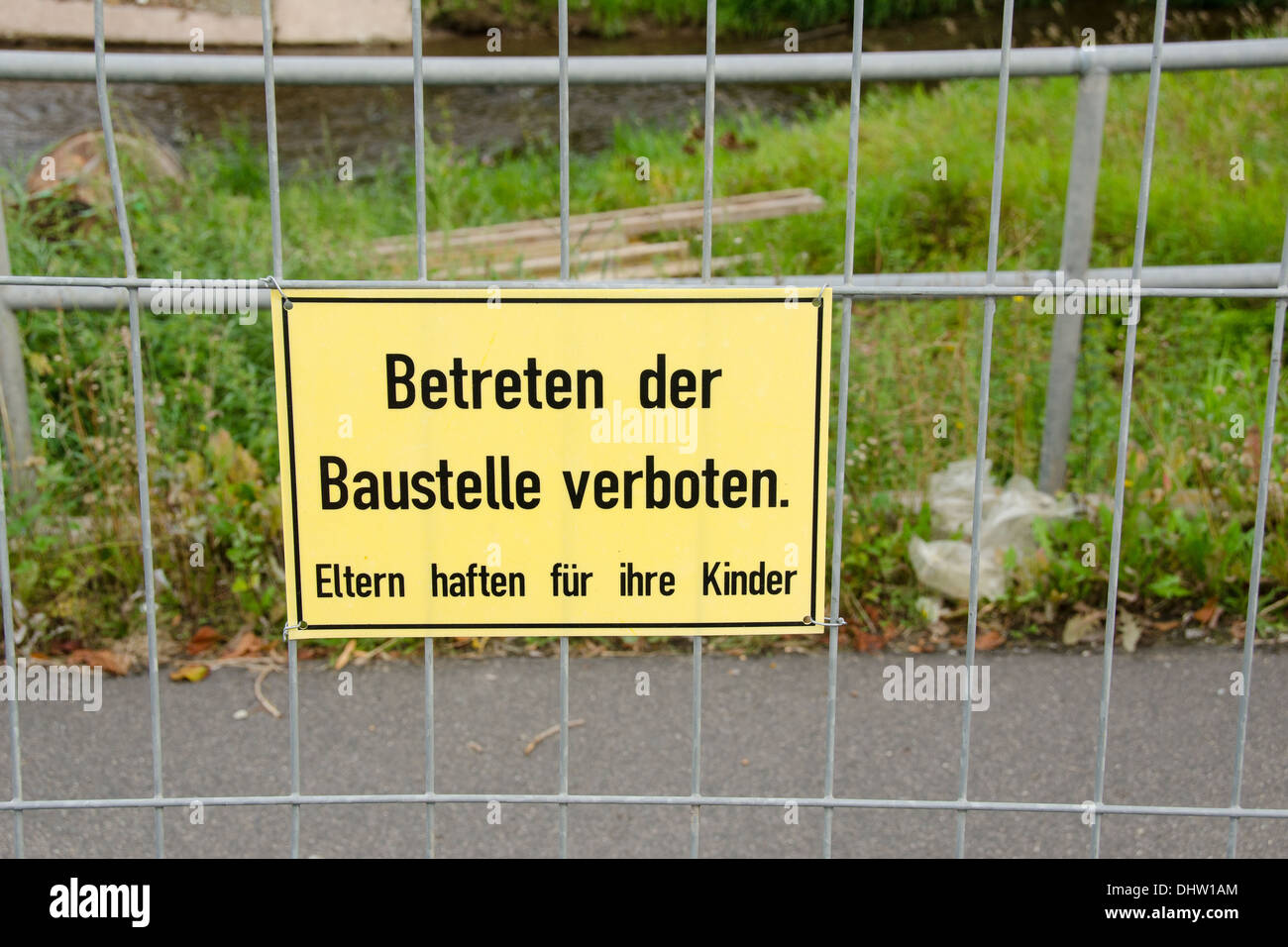 Costruzione tedesca sito segno di avvertimento betreten der baustelle verboten Foto Stock