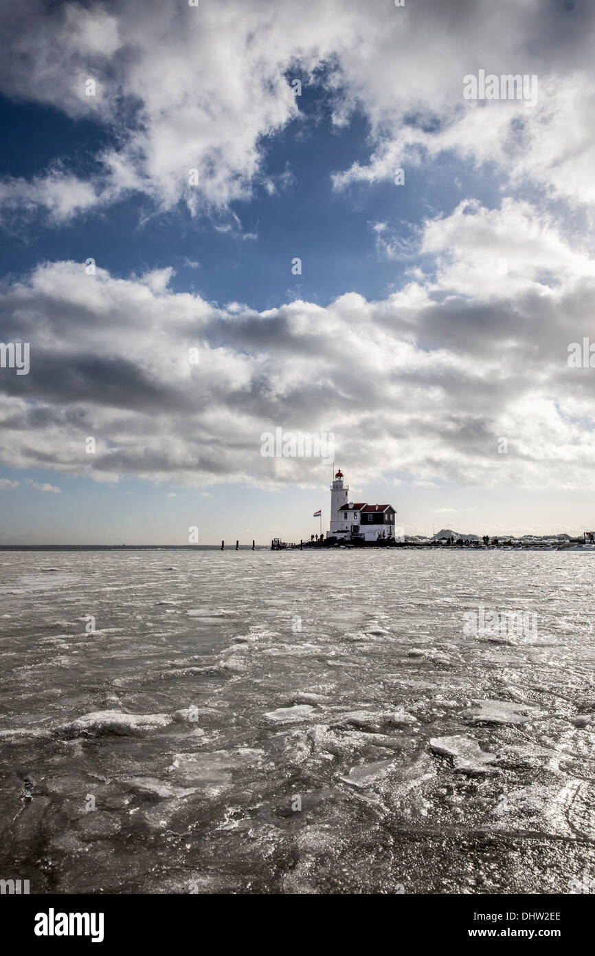 Paesi Bassi, Marken, chiamato lago IJsselmeer. L'inverno. Faro chiamato Het Paard Foto Stock