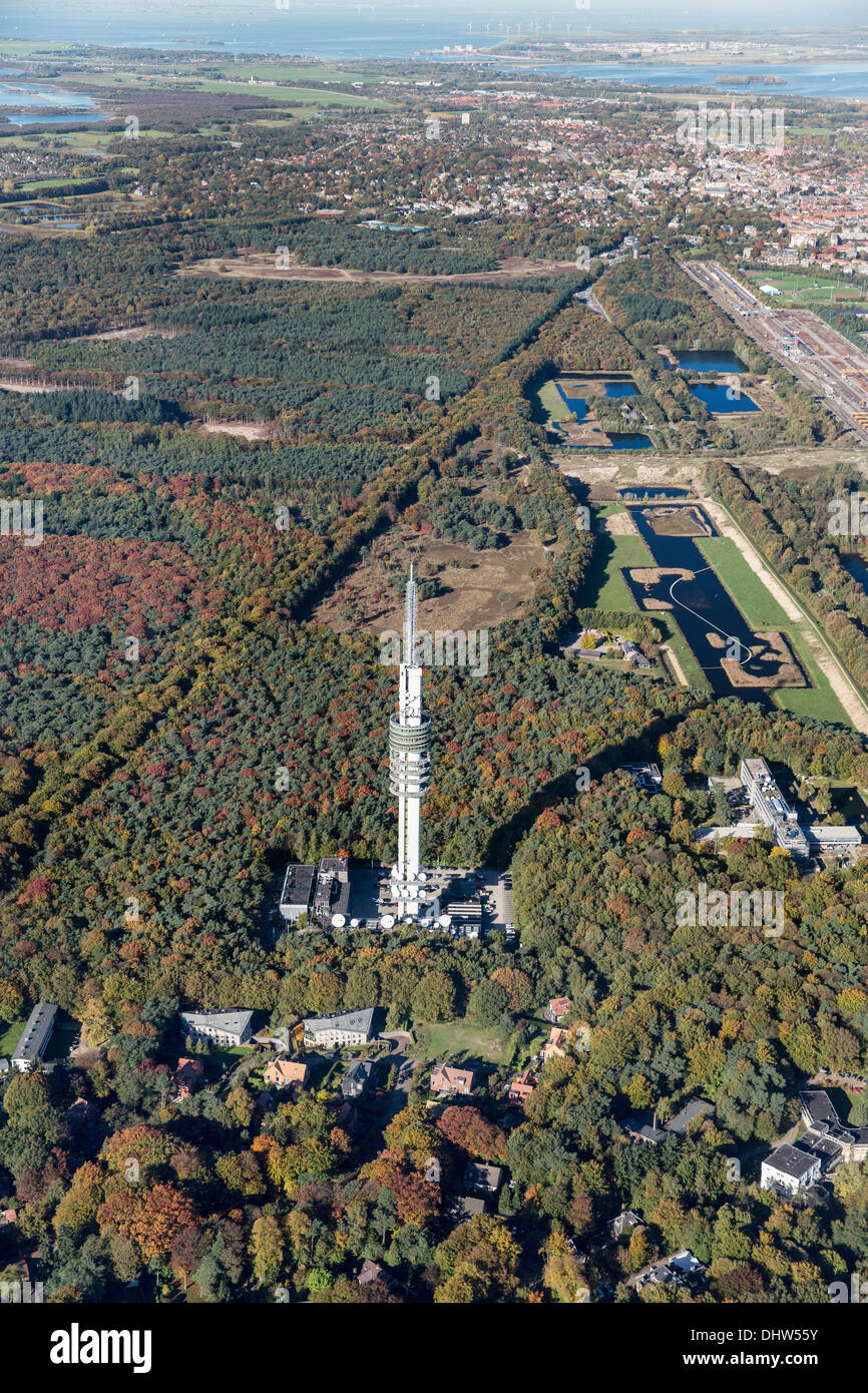 Paesi Bassi, Hilversum, TV o trasmissioni televisive torre. Colori dell'autunno. Antenna Foto Stock