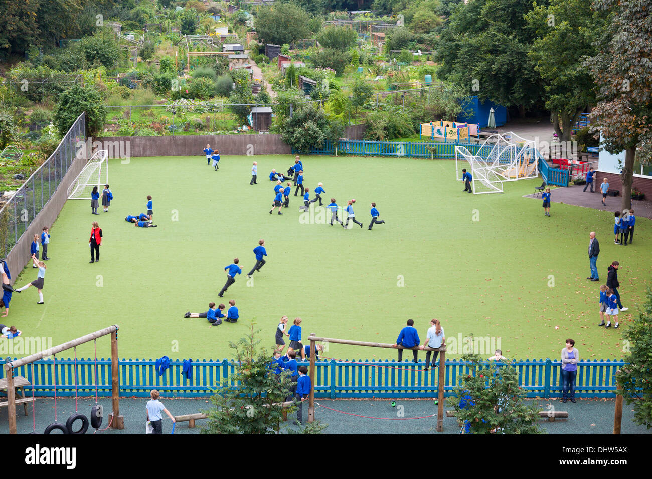 Parco giochi per bambini con astro turf erba artificiale di superficie Foto Stock