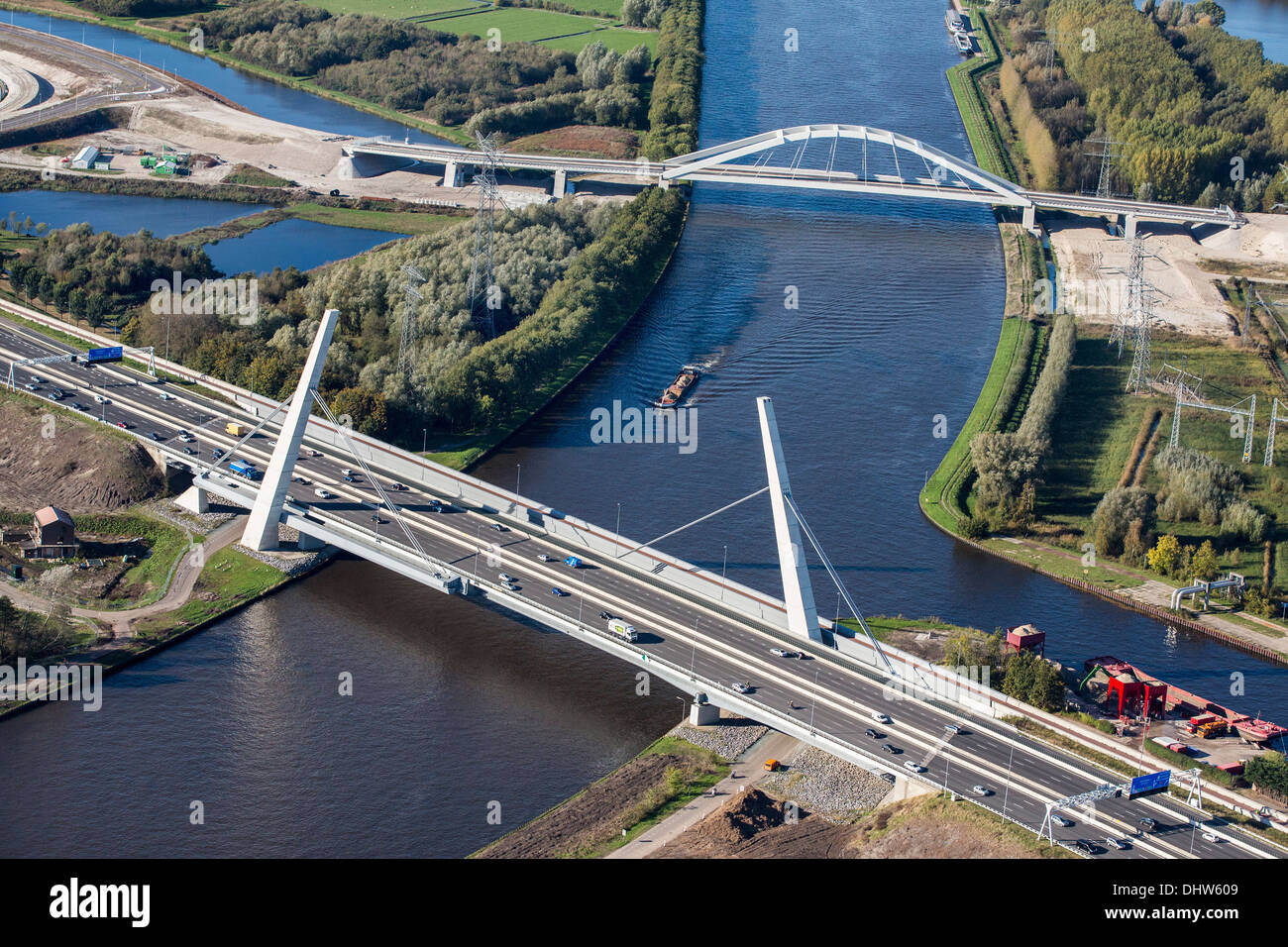 Paesi Bassi, Diemen, autostrada A1 incrocio canale chiamato Amsterdam-Rijnkanaal. Il traffico di spedizione. Antenna Foto Stock