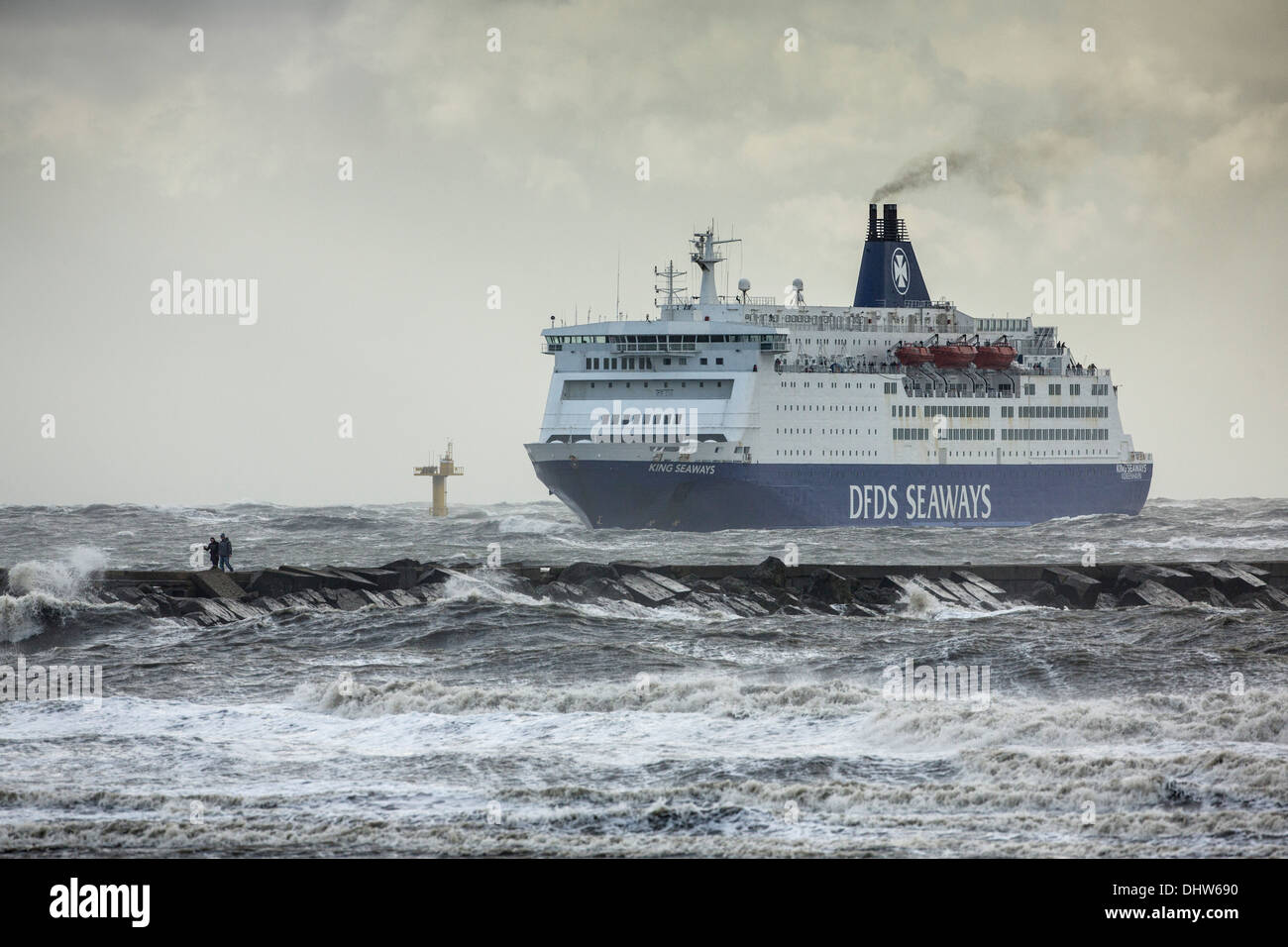 Paesi Bassi, IJmuiden, DFDS traghetto proveniente da Newcastle durante stoL pesanti sul Mare del Nord. La gente a piedi sul molo Foto Stock