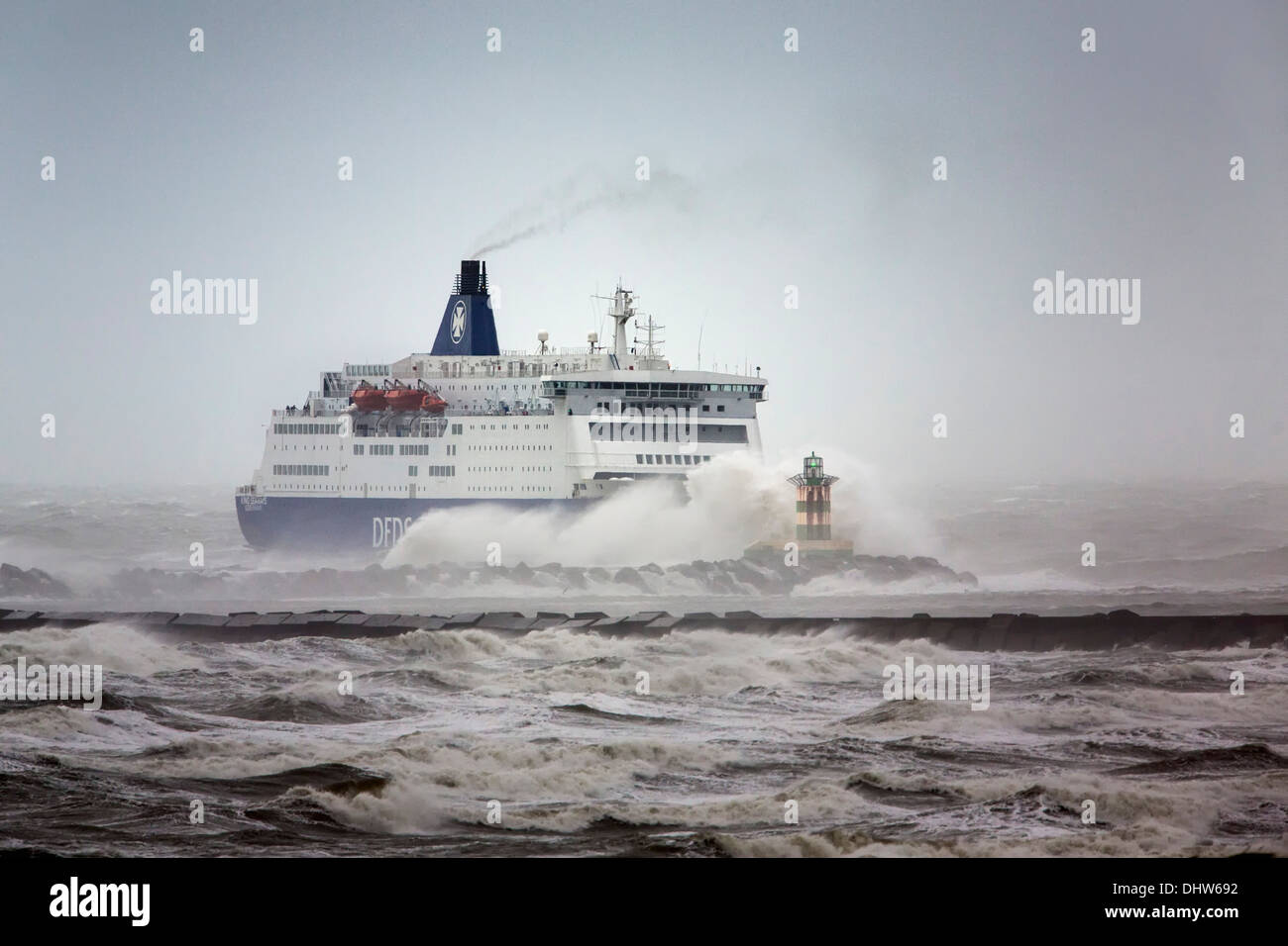 Paesi Bassi, IJmuiden, DFDS traghetto proveniente da Newcastle durante stoL pesanti sul Mare del Nord Foto Stock