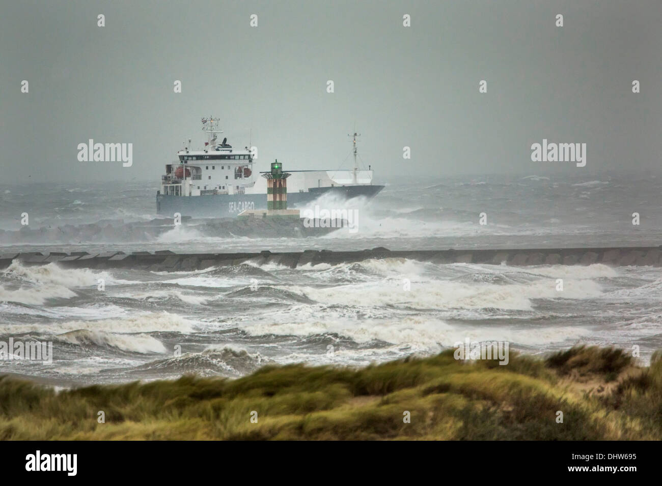 Paesi Bassi, IJmuiden, DFDS traghetto per Newcastle che lascia il porto per il Mare del Nord Foto Stock