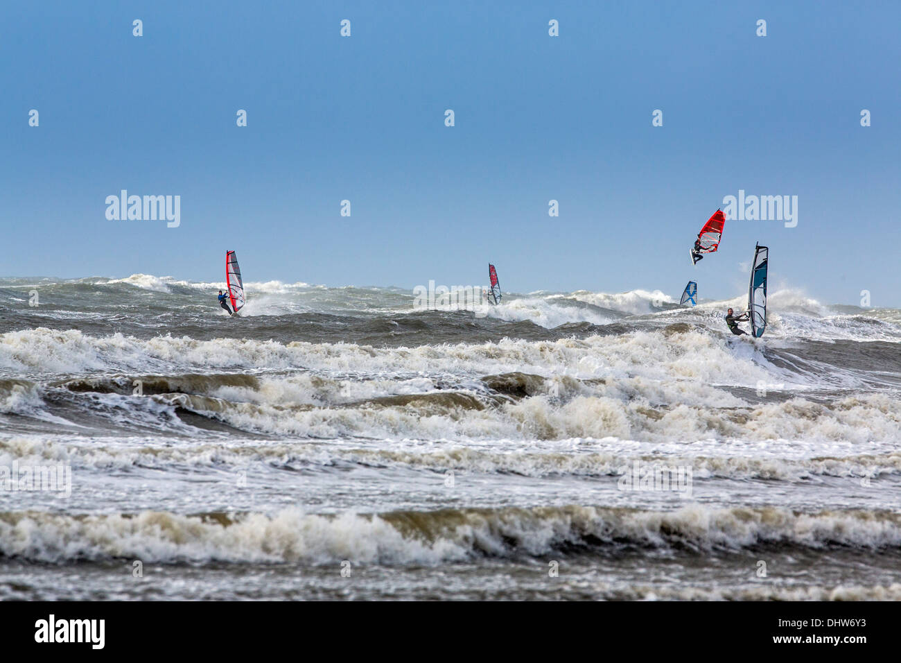 Paesi Bassi, Velsen-Noord vicino a IJmuiden, pesante stoL sul Mare del Nord. Wind surf Foto Stock
