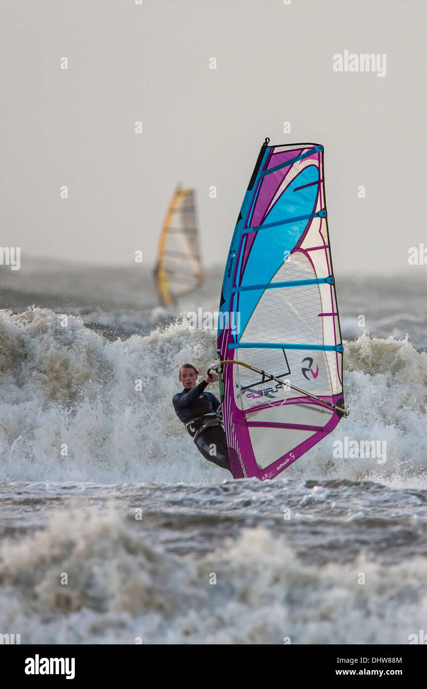 Paesi Bassi, Velsen-Noord vicino a IJmuiden, pesante stoL sul Mare del Nord. Wind surf Foto Stock