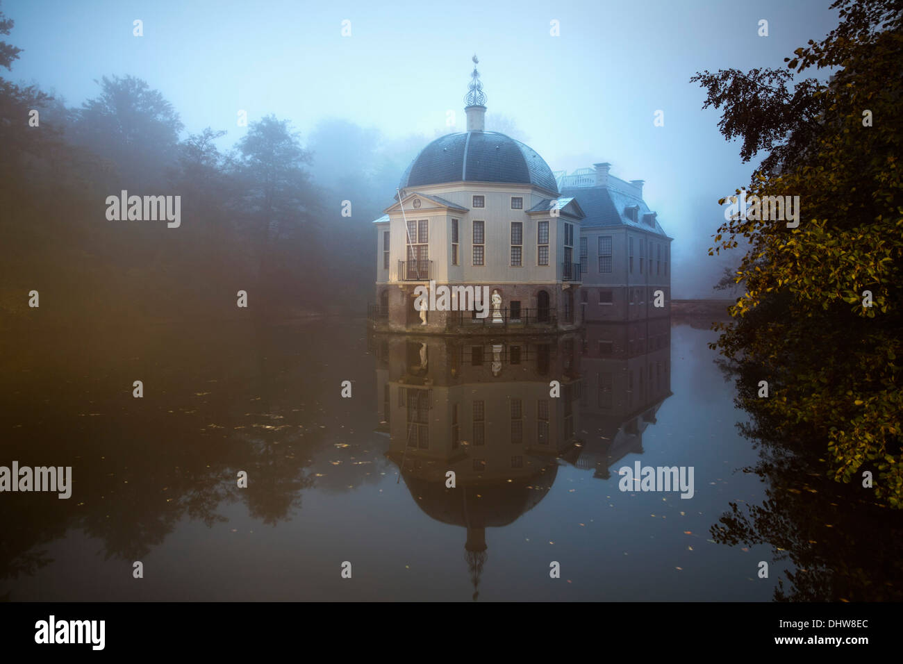 Olanda, 's-Graveland, tenuta rurale chiamato Trompenburgh o Trompenburg. Nebbia mattutina. Dawn. Foto Stock