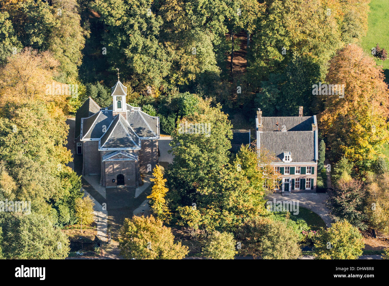 Paesi Bassi, 's-Graveland, chiesa olandese riformata dal 1656 e casa del ministro. Antenna. Autunno Foto Stock