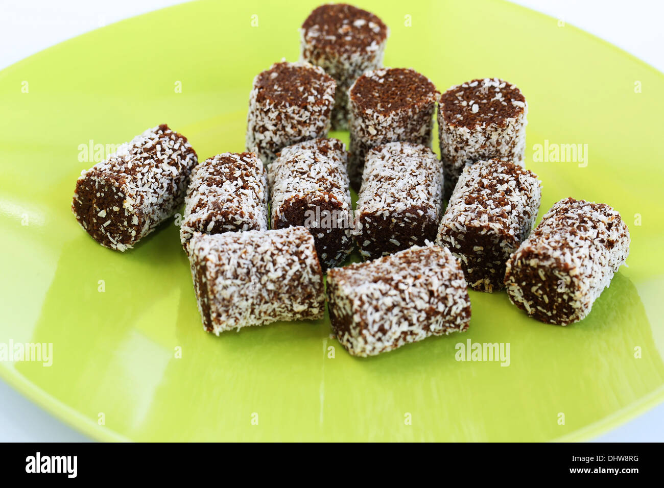 Le noci di cocco e cioccolatini sulla piastra di verde. Foto Stock