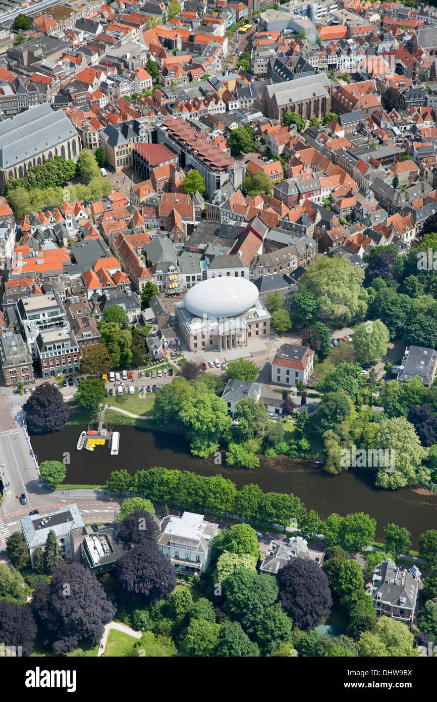 Holland, Zwolle, centro città, museo de Fundatie, interno sul tetto sembra come sfera di rugby. Bierman Henket architecten. Antenna Foto Stock