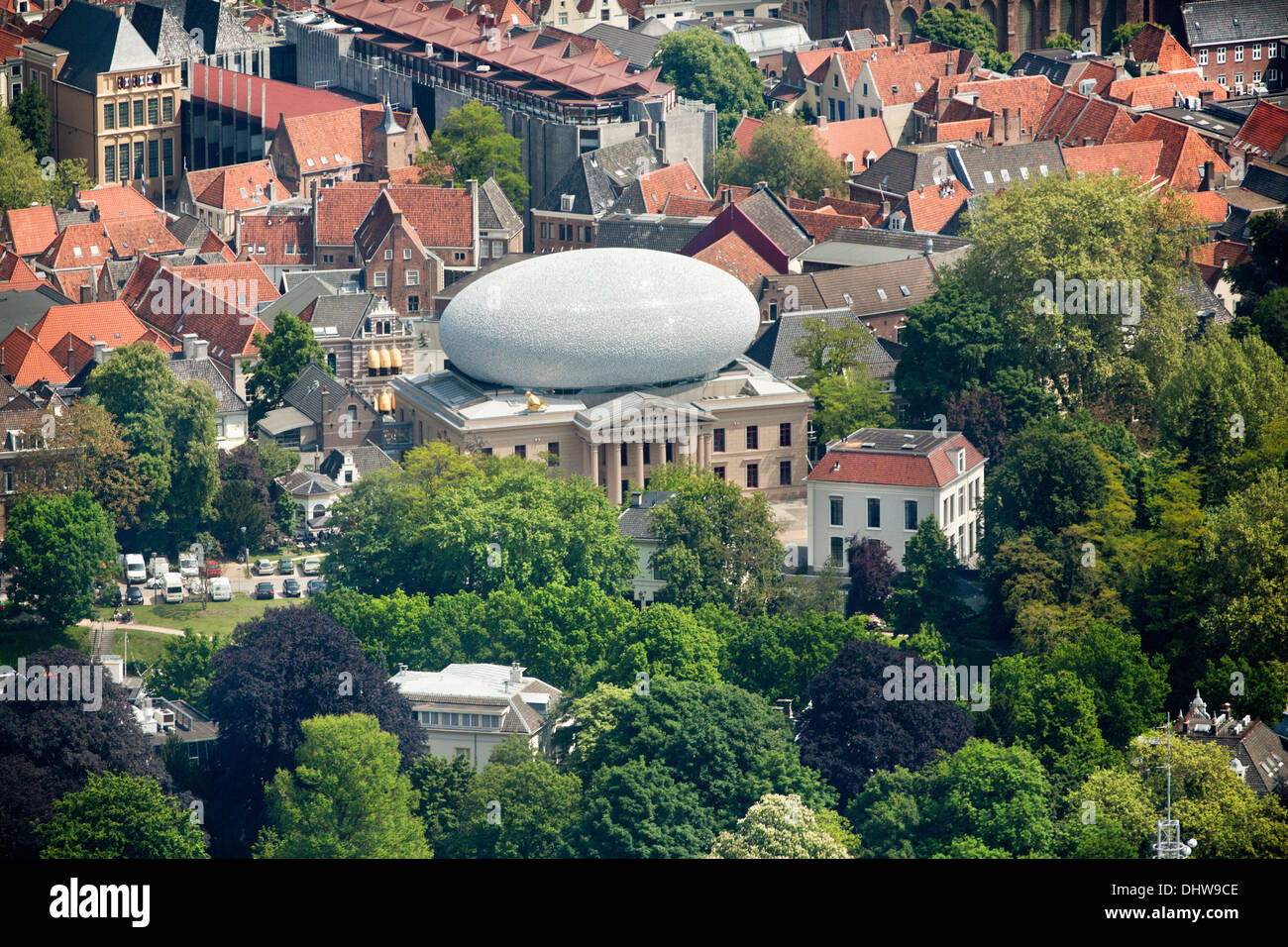 Holland, Zwolle, centro città, museo de Fundatie, interno sul tetto sembra come sfera di rugby. Bierman Henket architecten. Antenna Foto Stock