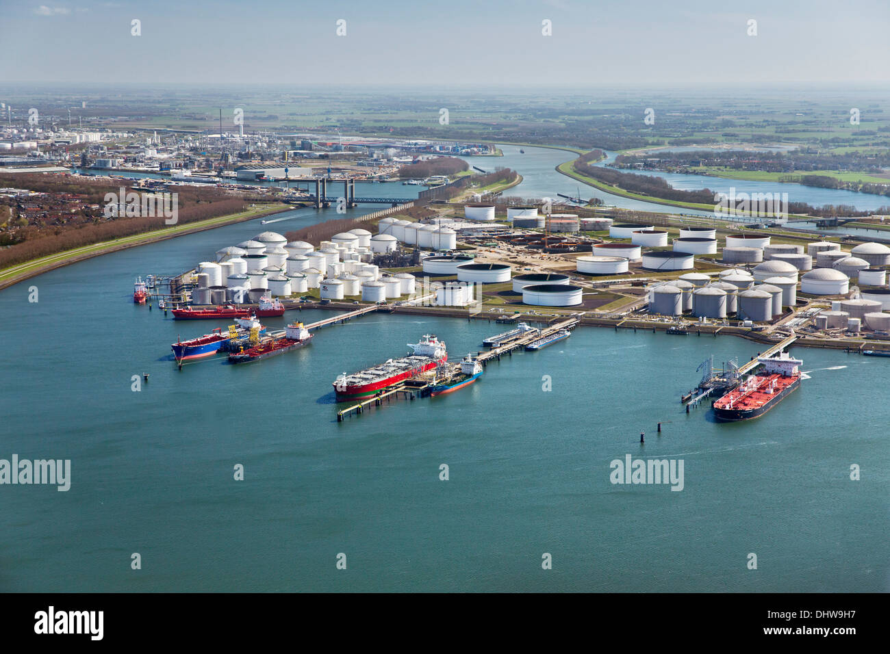 Paesi Bassi, Rotterdam, Porto. Stoccaggio dell'olio. Antenna Foto Stock