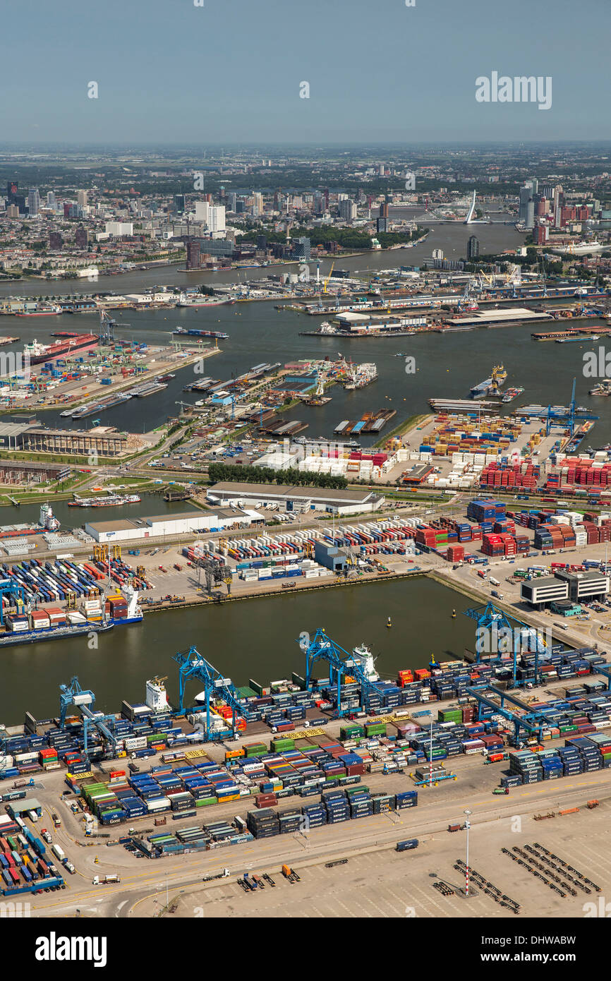 Paesi Bassi, Rotterdam, porto di Rotterdam. Stoccaggio di contenitori nella zona denominata Petroleumhaven. Sfondo del centro città. Antenna Foto Stock