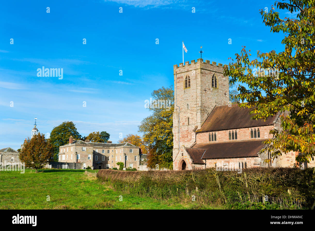 Autunno del sole su la chiesa di Saint Gregory con Morville Hall in background, vicino Bridgnorth, Shropshire. Foto Stock