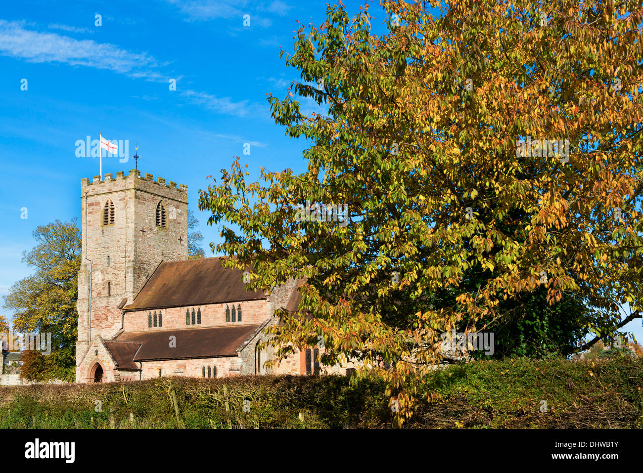 Autunno del sole su la chiesa di Saint Gregory, vicino Bridgnorth, Shropshire, Inghilterra Foto Stock